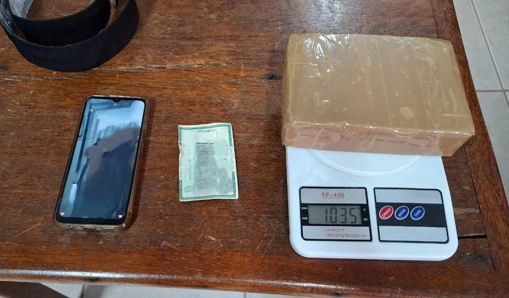 Mulher tenta subornar policiais após ser flagrada com tablete de cocaína no interior do Pará — Foto: Divulgação/PMPA